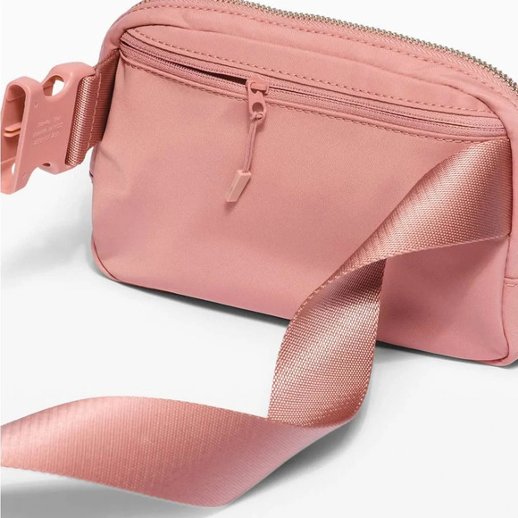 🆕💕 Lululemon OG Everywhere Belt Bag - Pink Pastel (Metal Hardware) - Picture 7 of 8